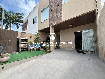 Casa de andar na Aruana em rua p�blica